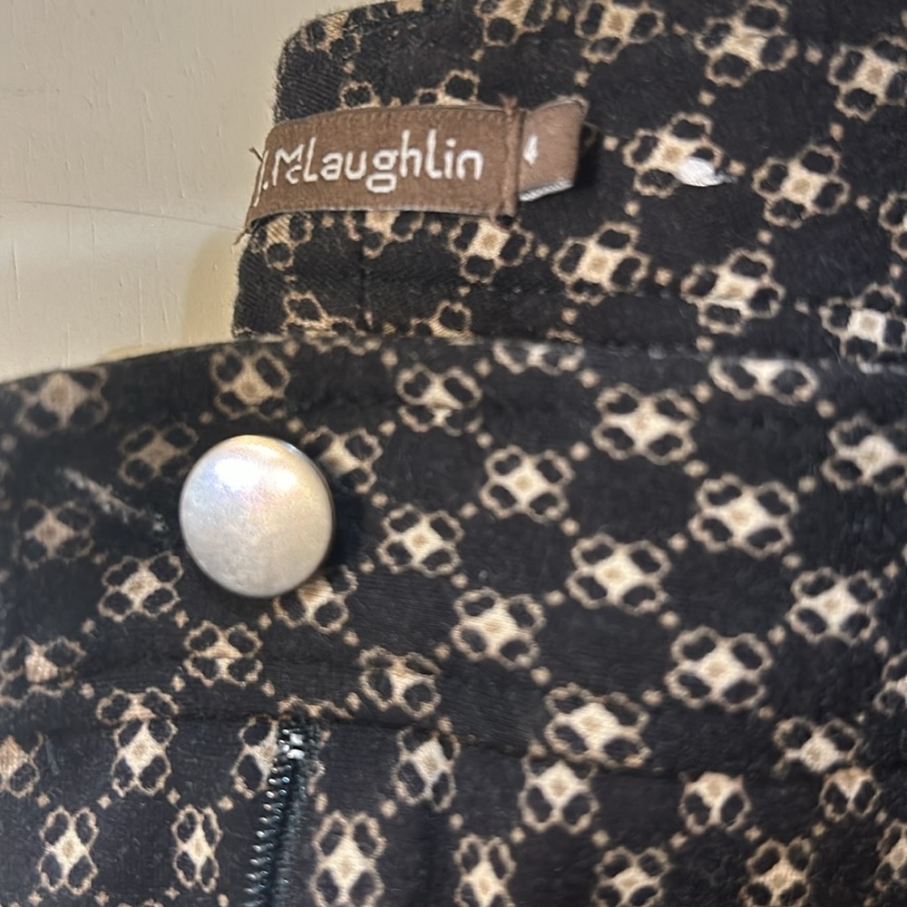 Stylish Black and White Patterned Women's Cropped Pants - Picture 3 of 9